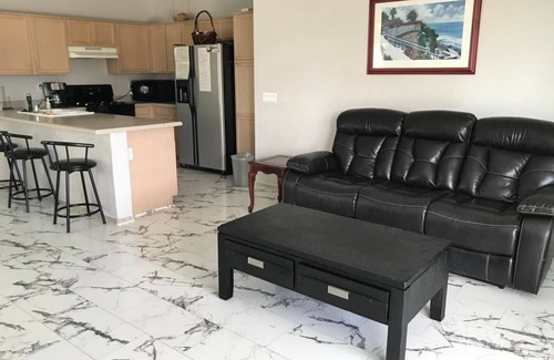 Phoenix House | Gorgeous Clean 4 Bedroom Glendale Vacation Home + Wi-Fi