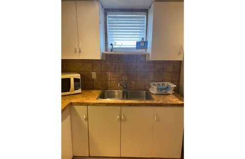 Mississauga Apartment | Gorgeous, Cozy, Newly Renovated Private Basement Apt