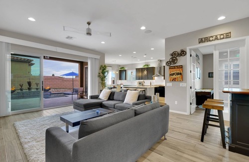 Tucson Estates House | Gorgeous custom home with spa, heated pool, outdoor kitchen and game room!