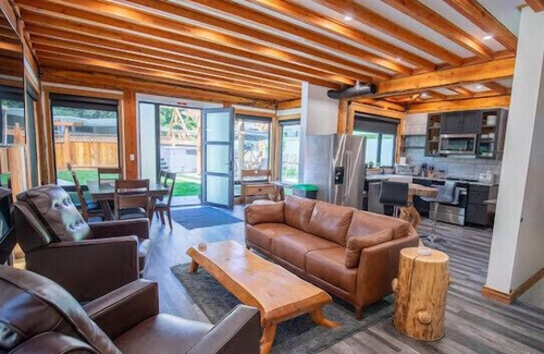 Okanagan-Similkameen House | Gorgeous Custom Post & Beam Carriage House with Pool and Swim Spa