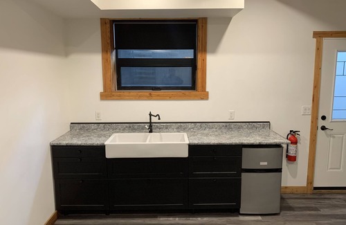 Okanagan-Similkameen House | Gorgeous Custom Post & Beam Carriage House with Pool and Swim Spa