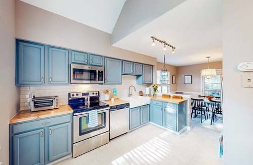 Annapolis House | Gorgeous dog-friendly retreat w/fireplace, patio, & firepit