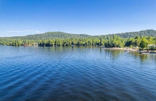 Inlet Cottage | Gorgeous Escape Steps Away from Fourth Lake at Stiefvater's Lakeside Cottages