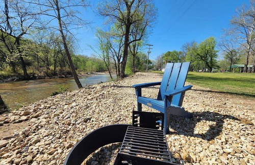 Bull Creek House | Gorgeous Family Friendly Rentable RV Close To Attractions in Branson!