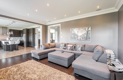 Brampton House | Gorgeous Family Home with a huge backyard facing a Pond