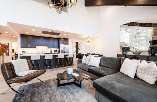 Deer Valley Condo | Gorgeous Full Remodel-Silver Lake Village; walk to ski lifts & Stein's; Theatre
