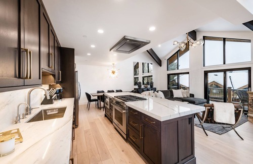 Deer Valley Condo | Gorgeous Full Remodel-Silver Lake Village; walk to ski lifts & Stein's; Theatre