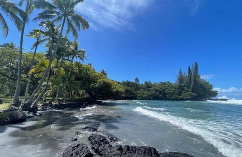 Keaau Apartment | Gorgeous Gated Retreat Near Ocean w Pool & Deck!