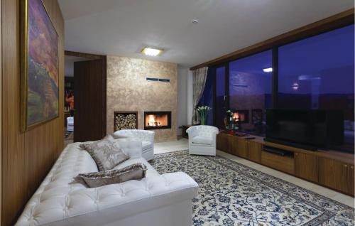 Kozana House | Gorgeous Home In Dobrovo V Brdih