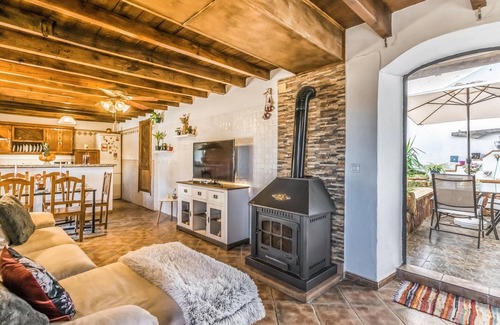 Hornachuelos House | Gorgeous home in Hornachuelos with WiFi