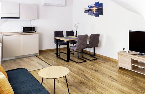 Umag House | Gorgeous home in Kmeti with Wi-Fi