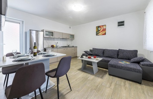 Peroj House | Gorgeous home in Peroj with WiFi