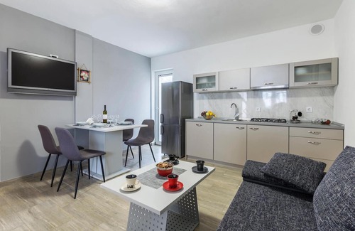 Peroj House | Gorgeous home in Peroj with WiFi