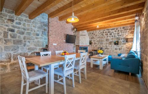 Prolozac House | Gorgeous Home In Ricice With Lake View
