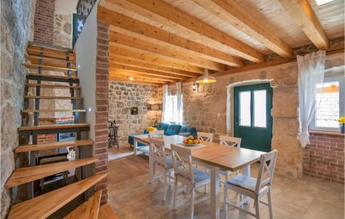 Prolozac House | Gorgeous Home In Ricice With Lake View