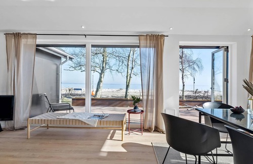 Grønninghoved Strand House | Gorgeous home in Sjølund with kitchen
