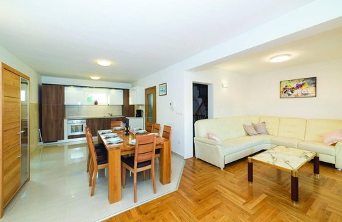 Trilj House | Gorgeous home in Trilj with kitchen