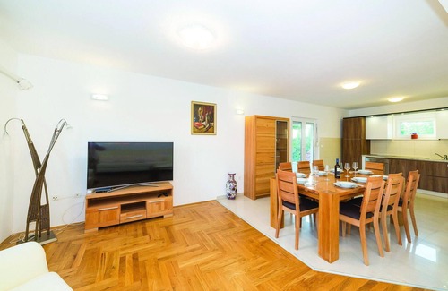 Trilj House | Gorgeous home in Trilj with kitchen