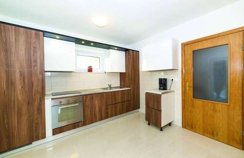 Trilj House | Gorgeous home in Trilj with kitchen