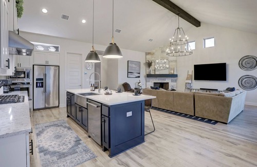 Leander House | Gorgeous home on a hill with amazing hilltop views, near the lake