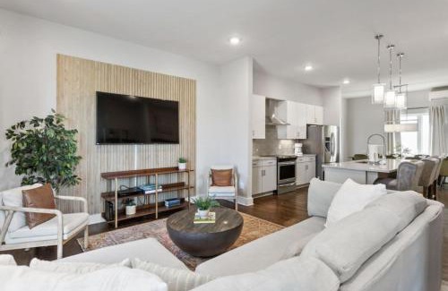 East Hill House | Gorgeous Home Rooftop Deck 3 Bdrs 3 Baths