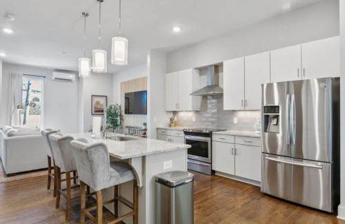East Hill House | Gorgeous Home Rooftop Deck 3 Bdrs 3 Baths