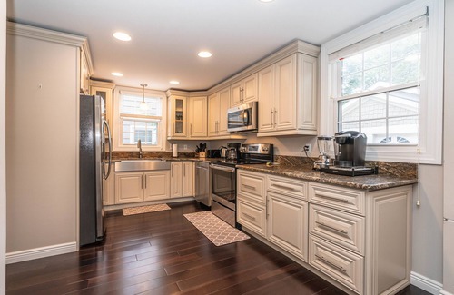 Dicken House | Gorgeous Home Steps From the BIG HOUSE!