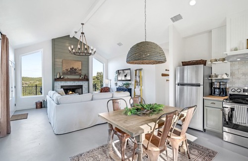 New Braunfels House | Gorgeous Home w/Hot Tub 5min from the River