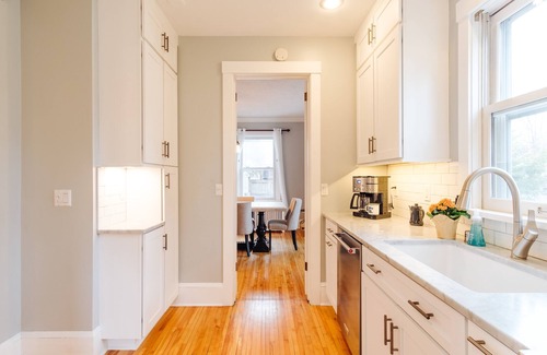 Lynnhurst House | Gorgeous Home - Walk to Lake, Restaurants, Shops, Trails!