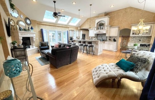 Rotterdam House | 🔥 Gorgeous Home with HOT TUB, GYM and Pool ⛲