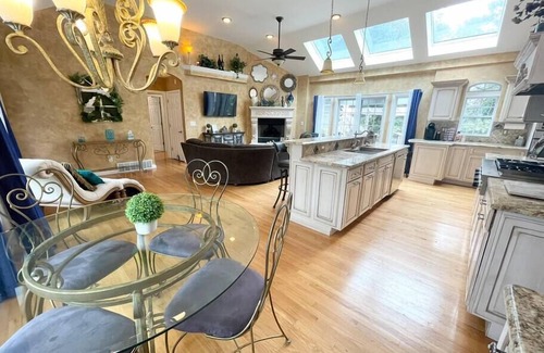 Rotterdam House | 🔥 Gorgeous Home with HOT TUB, GYM and Pool ⛲
