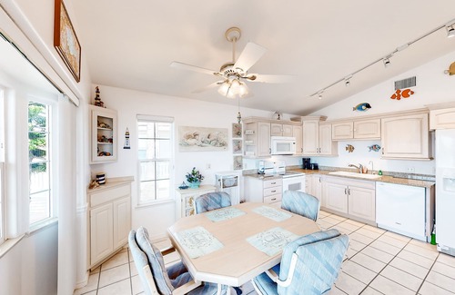 Port Isabel Cottage | Gorgeous Intercoastal waterfront home on channel w/shared pool, hot tub, & dock