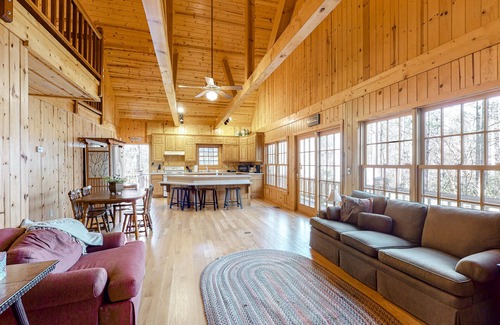 Wiley Cabin | Gorgeous Lake Burton retreat with private deck, fireplace & W/D - dogs welcome