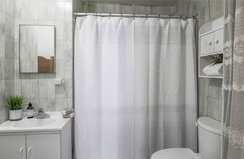 Valentia Cottage | Gorgeous Lakefront 5-Bedroom Cottage 40min to TOR.
