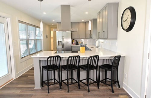 Monticello House | Gorgeous Lakefront Bungalow on Lake Jackson with Large Deck - Perfect getaway!