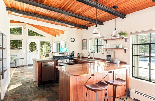 Hinesburg House | Gorgeous lakefront home close to Burlington!