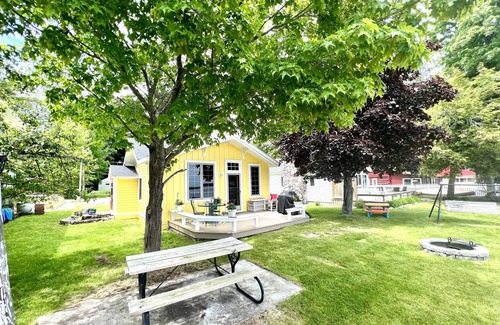Pellston Cabin | Gorgeous Lakeside- BeachBucket-sandy kid friendly, happy spot+add Lil’Red Cabin