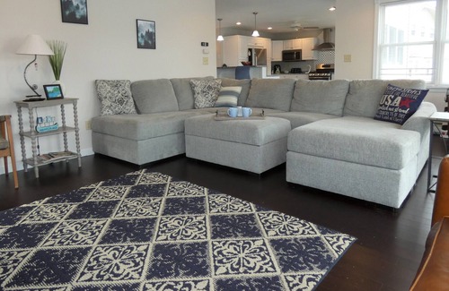 Winthrop House | Gorgeous Lakeside Home in Marina Village