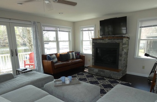 Winthrop House | Gorgeous Lakeside Home in Marina Village
