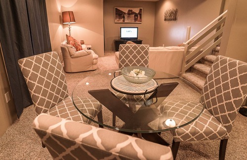 West Omaha House | Gorgeous Large Family Home in Omaha for 10 guests