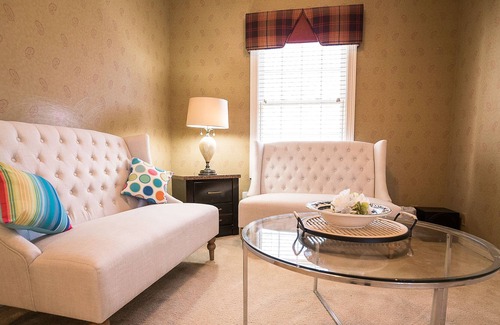 West Omaha House | Gorgeous Large Family Home in Omaha for 10 guests
