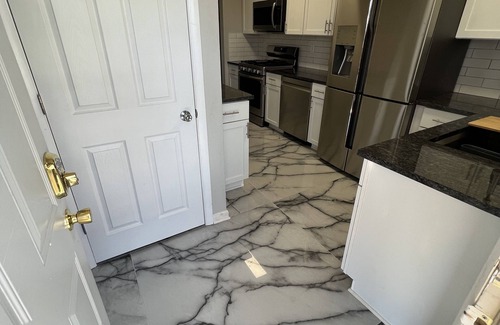 West Des Moines House | Gorgeous LARGE 5 BR HOME 10 Beds for Your Large Family or Group