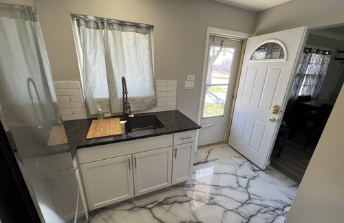 West Des Moines House | Gorgeous LARGE 5 BR HOME 10 Beds for Your Large Family or Group