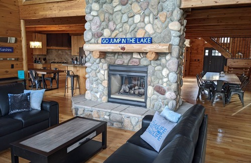 Howell Cottage | Gorgeous lodge for up to 16 with hottub & games room on all-sports Thompson Lake