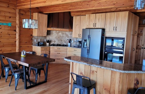Howell Cottage | Gorgeous lodge for up to 16 with hottub & games room on all-sports Thompson Lake