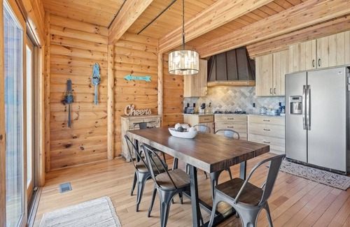 Howell Cottage | Gorgeous lodge for up to 16 with hottub & games room on all-sports Thompson Lake