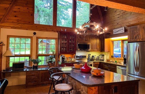 Cherryville House | Gorgeous Lodge in Nature On Private Resort With Lake