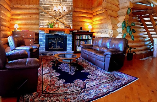 Stanstead Township Ski Chalet | Gorgeous Log Home Available for Monthly Rental