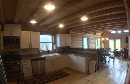 Fairfield House | Gorgeous Log Home-Sleeps 12!