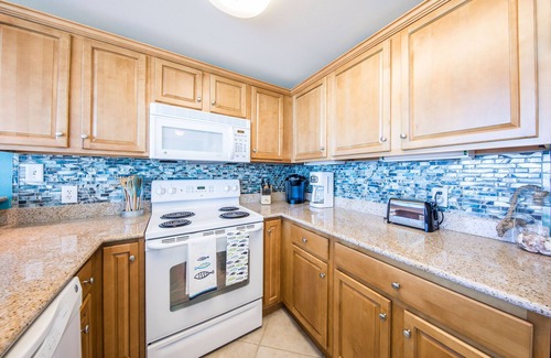 Gulf Shores Condo | GORGEOUS LUXURY CONDO, 30 FOOT WALL OF GLASS! SPECTACULAR VIEWS. Fully equipped